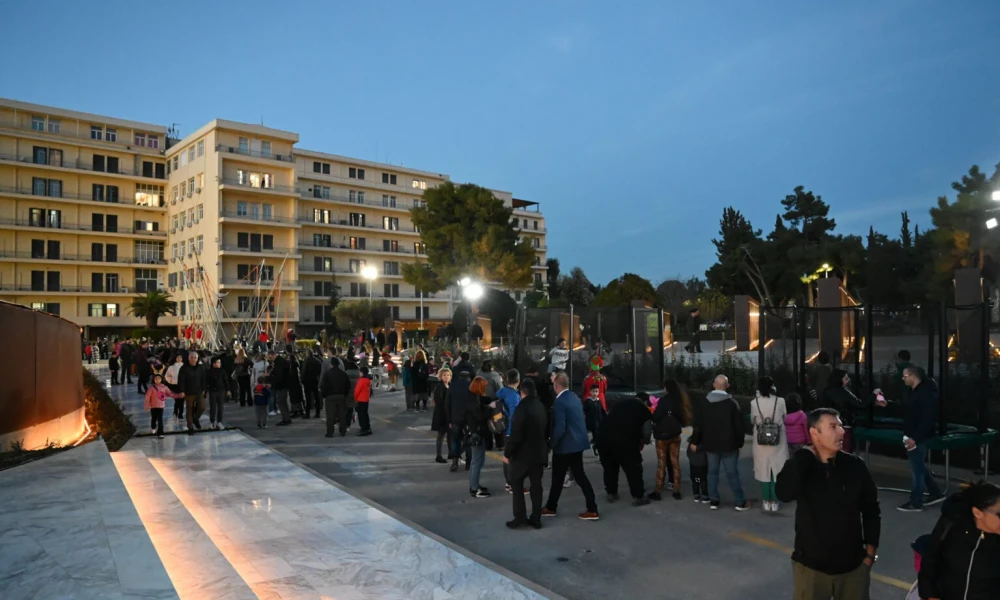 Φωταγωγήθηκε το χριστουγεννιάτικο δέντρο στο Υπουργείο Εθνικής Άμυνας